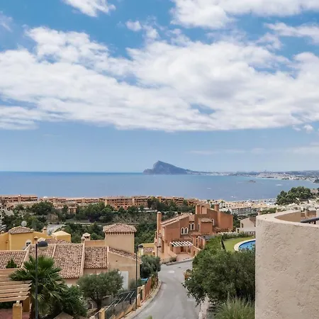 Charming Townhouse With Sea Views & Pool In Altea