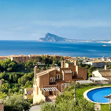 Charming Townhouse With Sea Views & Pool In Altea *
