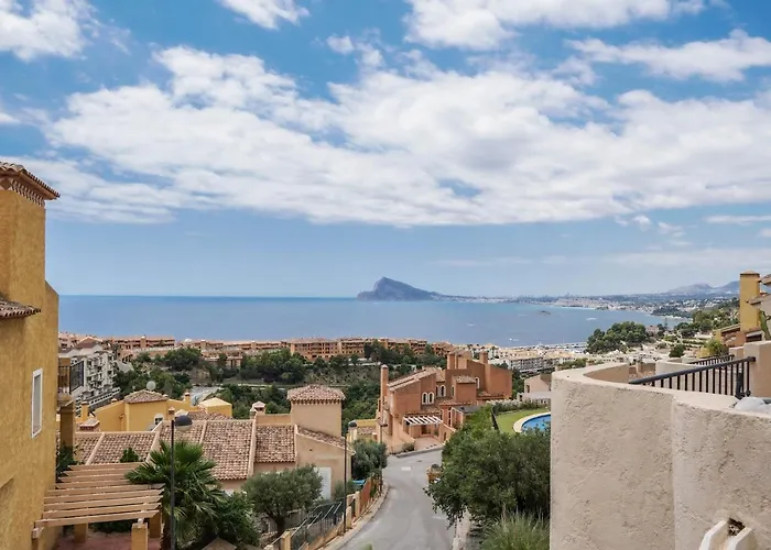 Charming Townhouse With Sea Views & Pool In Altea