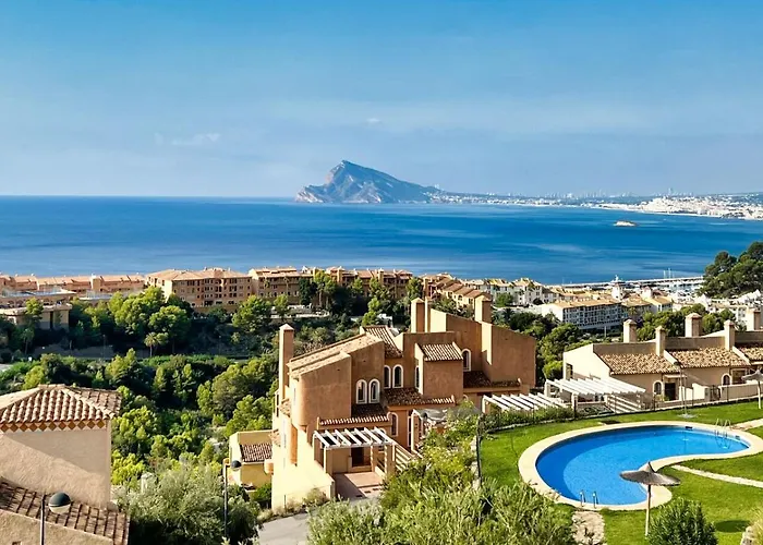 Charming Townhouse With Sea Views & Pool In Altea *